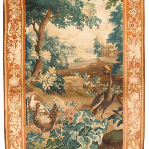 Null 一幅奥布松挂毯
多色羊毛线

有鸡和鹤的风景

花卉和贝壳图案的边框

法国，18世纪

(轻微的缺陷和修复)
293,5x168厘米