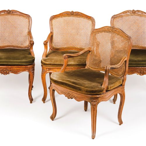 Null 一对路易十五风格的沙发
胡桃木

座椅和椅背上有藤条

欧洲，18世纪

(有木蛀虫、损失、缺陷和修复的痕迹)
95x63x60厘米