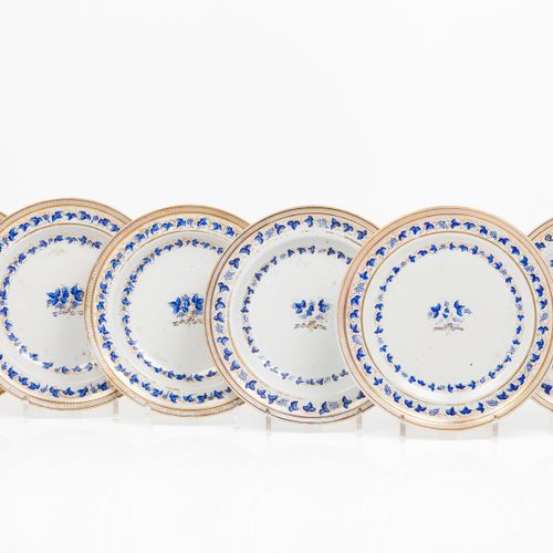 Null 一套六个盘子
出口瓷器

蓝色和金色的花环和藤蔓装饰

四个汤盘和两个餐盘

中国，乾隆年间(1736-1795)

(轻微的缺口)
直径: 24,5&hellip;