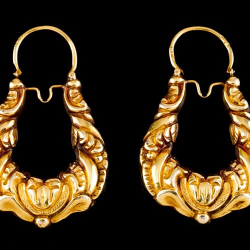 Null 一对有图案的环形耳环
葡萄牙黄金，19世纪

树叶图案和小翼装饰

不明的黄金鉴定师和同一天的制造商标记
高度：4,5厘米
9.4克