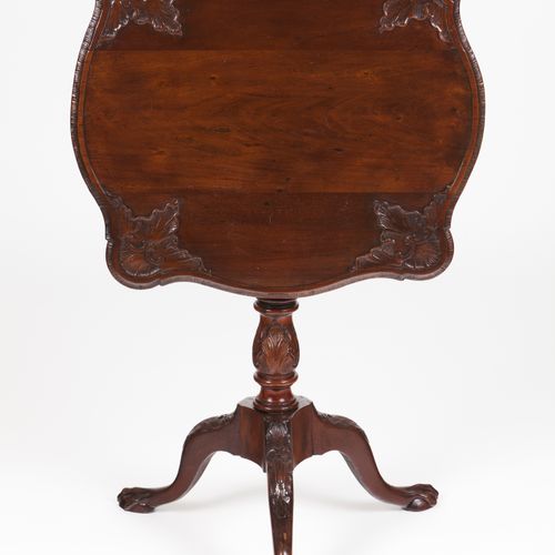 Null A D.José tilt top table
Carved and scalloped rosewood

Portugal, 18th centu&hellip;
