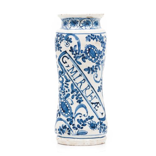 Null Un grand pot de pharmacie
Décor bleu cobalt de fleurs et autres motifs végé&hellip;