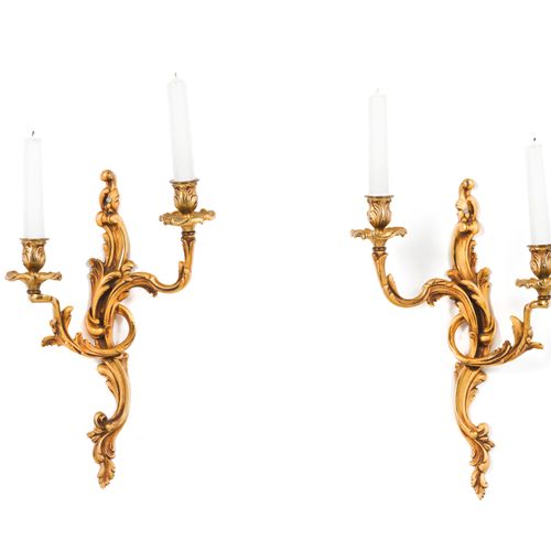 Null 一对两支壁灯
鎏金和浮雕铜制的壁灯

配有电源线和牛奶玻璃蜡烛

法国，19/20世纪
高度：62厘米