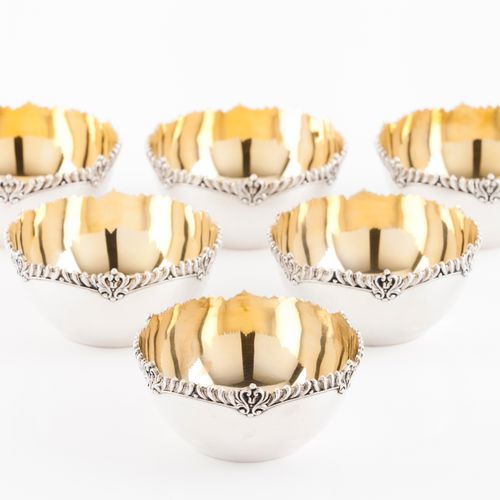 Null 一套六个指碗
葡萄牙银器

碗身为普通的叶子浮雕的边缘

内部镀金

老鹰标志833/1000（1938-1984）和同日期的制造商标志
高度：5厘米&hellip;