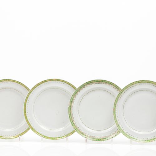 Null A set of six dinner plates
Export porcelain

Gilt and green decoration

Chi&hellip;