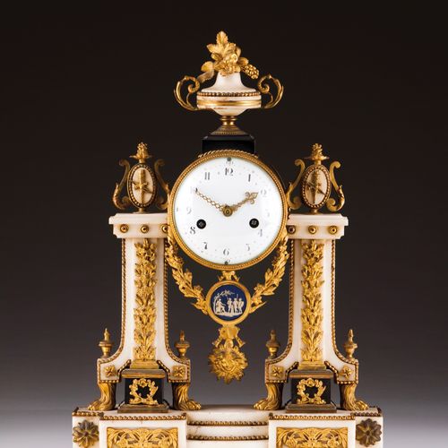 Null 一个路易十六时期的台钟
大理石，镀金青铜支架和韦奇伍德风格的瓷质奖章

法国，18世纪

(机制未测试)
高度：52厘米