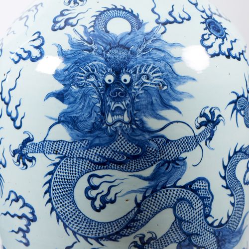 Null Paire massive de vases balustres "dragon" bleu et blanc
Dynastie Qing, 19e &hellip;