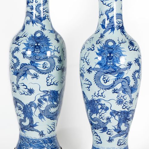 Null Un enorme par de jarrones de balaustre con forma de "dragón" en azul y blan&hellip;