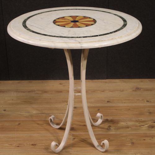 Null Table italienne du 20ème siècle. Meuble avec fabuleux dessus rond en marbre&hellip;