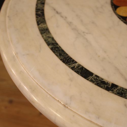 Null Table italienne du 20ème siècle. Meuble avec fabuleux dessus rond en marbre&hellip;