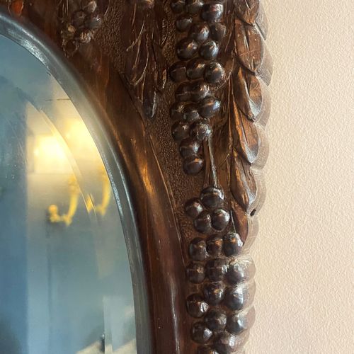 Null Miroir ovale en bois sculpté d'un vase fleuri de glycines.
Ca. 1925
70 x 49&hellip;
