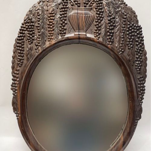 Null Miroir ovale en bois sculpté d'un vase fleuri de glycines.
Ca. 1925
70 x 49&hellip;