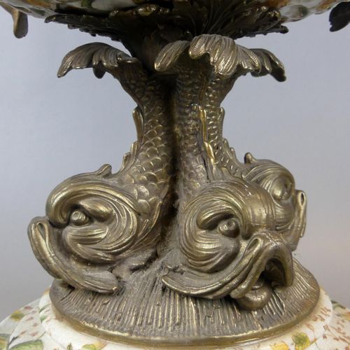 Null Ciotola in ceramica, su supporto, sorretta da 4 pesci, in ottone, riccament&hellip;
