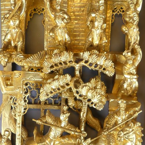 Null Coppia di placche da parete asiatiche, intagliate, incorniciate in oro, con&hellip;
