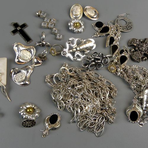 Null 银质珠宝与珠宝盒，金属，旋转棺材，在4个脚上，里面是木头，800/835/925银，约500克，耳环，项链，胸针等，高约8，宽23，长16厘米