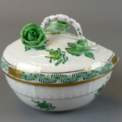 Null Porcelain lidded box, Herend, heart-shaped, plastic flowers and vines, gold&hellip;
