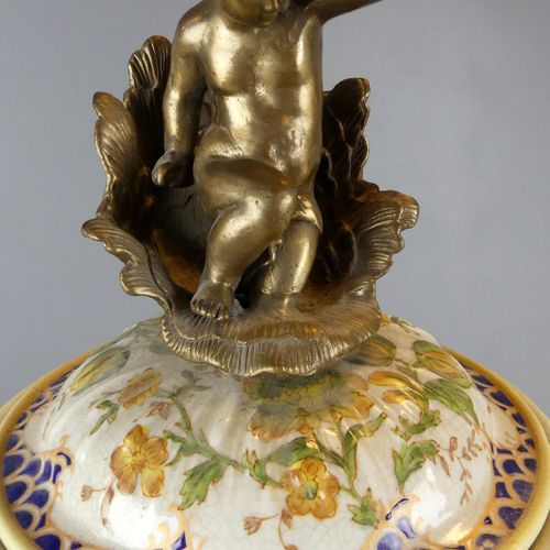 Null 瓷碗，在支架上，由4条鱼托着，黄铜，有丰富的装饰，描绘了普蒂，马，黄铜，盖子上有普蒂在贝壳里的半碗，在底部有WL Kranz Krone 1895的标&hellip;
