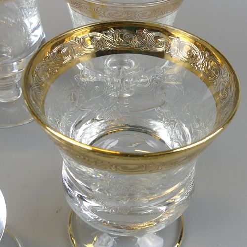 Null 8个玻璃杯，水晶玻璃，金边，蚀刻的花卉装饰，高约11厘米，部分金边和杯底有污渍