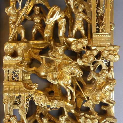 Null Paire de panneaux asiatiques, sculptés, sertis d'or, motifs de cavaliers et&hellip;