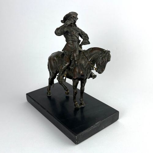 Escultura en metal 棕色铜锈金属雕塑。"马术小号手"。16.5 x 14 x 9厘米。呈现在一个黑色花岗岩底座上。总高度为19厘米。