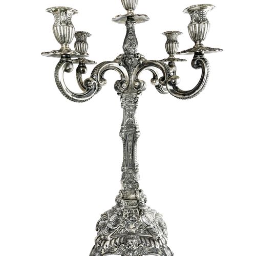 Par de candelabros portugueses en plata 一对葡萄牙烛台，五盏灯，银凿的 "叶子和花"，雕刻的 "猫脸 "和 "天使"。高&hellip;