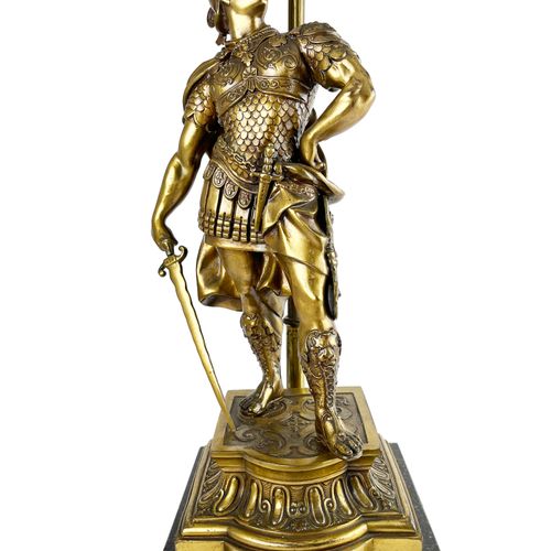 Par de lámparas de sobremesa en bronce 一对台灯，两盏灯，镀金铜，雕刻着 "罗马战士"。39 x 15 x 14厘米。呈现&hellip;