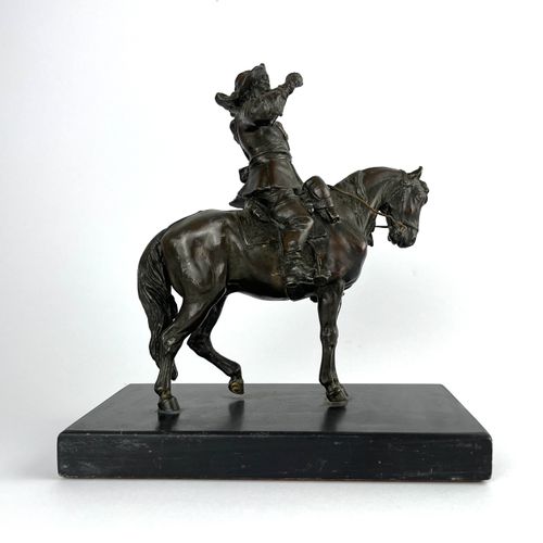 Escultura en metal 棕色铜锈金属雕塑。"马术小号手"。16.5 x 14 x 9厘米。呈现在一个黑色花岗岩底座上。总高度为19厘米。