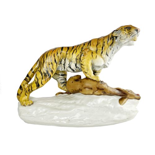 Escultura en porcelana 多彩瓷器雕塑。"老虎和它的猎物"。30 x 41 x 14厘米。
