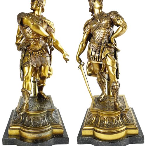 Par de lámparas de sobremesa en bronce 一对台灯，两盏灯，镀金铜，雕刻着 "罗马战士"。39 x 15 x 14厘米。呈现&hellip;