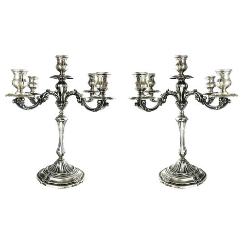 Par de candelabros italianos en plata 一对意大利烛台，五盏灯，银凿的。30 x 29厘米。总重量1.000克。