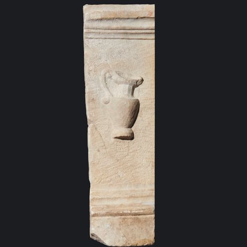 Null Antico frammento di altare romano in marmo con Urceo
Impero romano, I/II se&hellip;