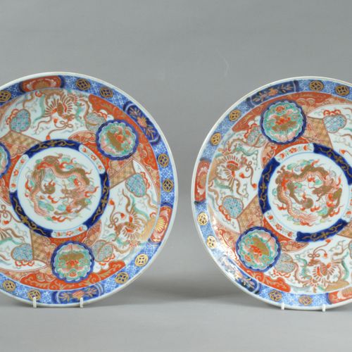 A pair of late Meiji period Japanese porcelain Imari large dishes, con drago cen&hellip;