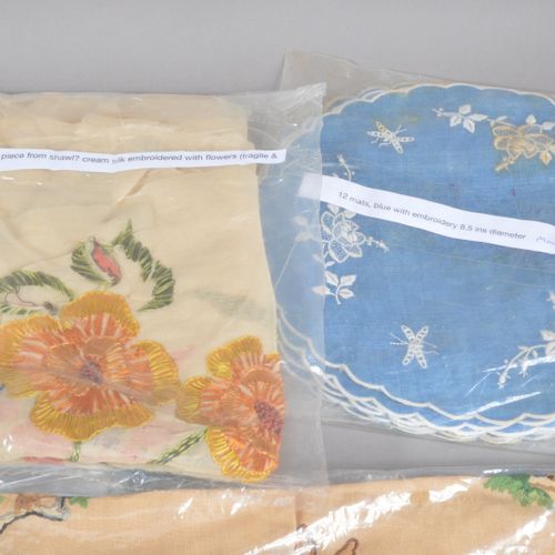 A collection of fabrics, 包括12个蓝白相间的垫子，上面有花纹刺绣，严重染色，每个8.5英寸。直径，一块绣有鹿的布料，一块损坏的花丝，可&hellip;