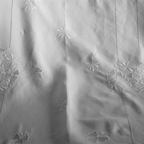 桌布和12张绣花餐巾套装，20世纪上半叶。 
质量上乘的亚麻布，绣有一个大的桌布，结构是由双排小天支撑着大的圆形刺绣图案，这些图案是用各种针法的散布线装饰的风格&hellip;