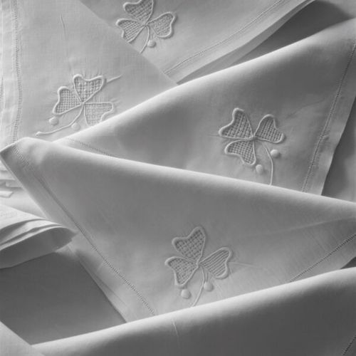 Service de table nappe et 12 serviettes brodées, 1ère moitié du XXe siècle. 
En &hellip;
