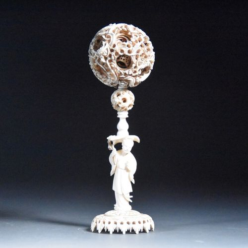 Null ** CHINE, Canton - Fin du XIXe siècle

Boule divinatoire à décor sculpté de&hellip;