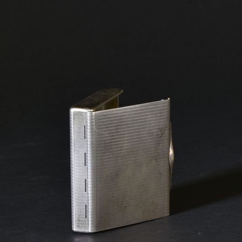 Null Petite boîte rectangulaire en argent guilloché

Poids 139,2 g

L. 8 cm - l.&hellip;