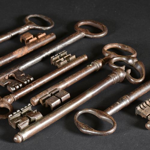 Null Lot de neuf clés anciennes en fer forgé

L. De 13 cm à 19 cm