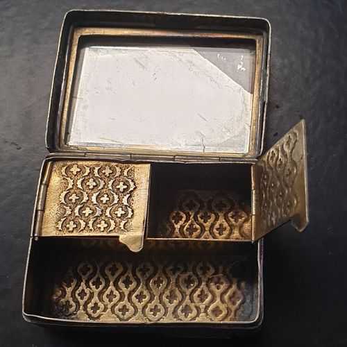 Null Boîte à timbres rectangulaire en argent, le couvercle à décor d'un médaillo&hellip;