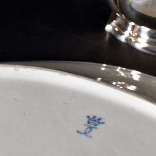 Null NIDERVILLER 

Plat ovale en porcelaine décoré en camaïeu bleu dit aux barbe&hellip;