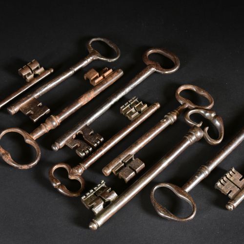 Null Lot de neuf clés anciennes en fer forgé

L. De 13 cm à 19 cm