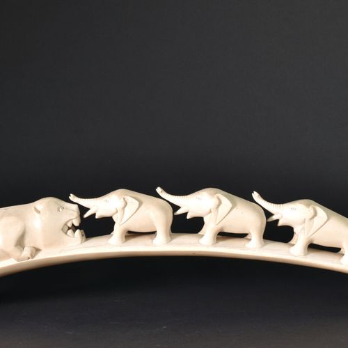 Null **AFRIQUE - Vers 1930

Défense d'éléphant en ivoire travaillé, sculpté d'un&hellip;