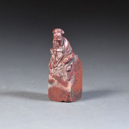 Null CHINE - XIXe siècle

Petit sceau carré en stéatite rouge sculpté d'un sage &hellip;