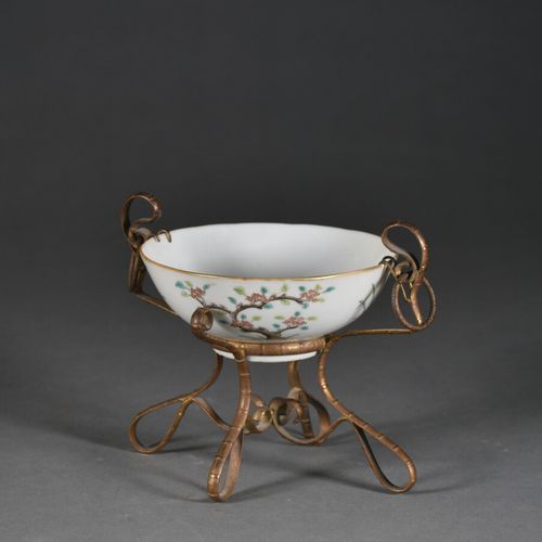 Null CHINE - XIXe siècle 

Bol en porcelaine à décor polychrome et or de végétau&hellip;