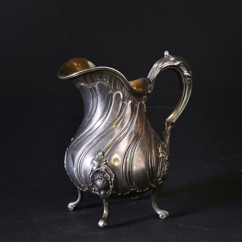 Null Un pot à lait quadripode en argent

Style Louis XV 

Poinçon Minerve

Poids&hellip;