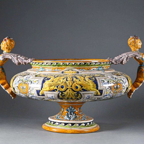 Null Grande vasque sur piédouche en céramique de Blois à décor néo-Renaissance "&hellip;