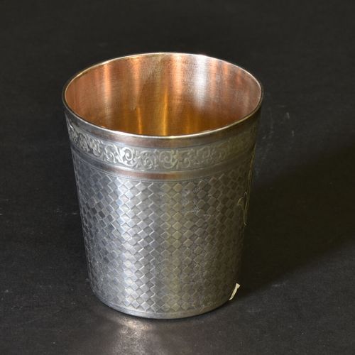 Null Petite timbale en argent gravé de cubes et d'une frise de rinceaux feuillag&hellip;