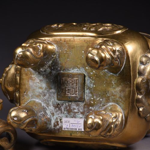 Null INDOCHINE - XIXe siècle

Brûle-parfums en bronze à deux anses à forme de ba&hellip;