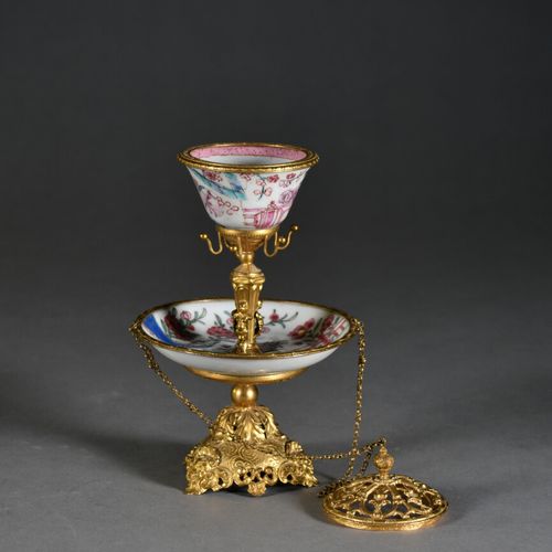 Null CHINE - Fin du XIXe siècle

Baguier en porcelaine à monture en métal doré r&hellip;