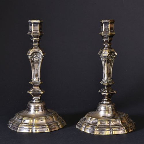 Null Paire de flambeaux en métal argenté

Style Régence, XIXe siècle

H. 27 cm 
&hellip;